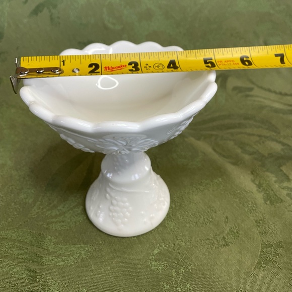 Milk glass vintage candy dish. Grapes and vine on cup and pedestal. - Picture 7 of 8